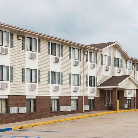 Amerihost Inn & Suites Kingdom City Екстериор снимка
