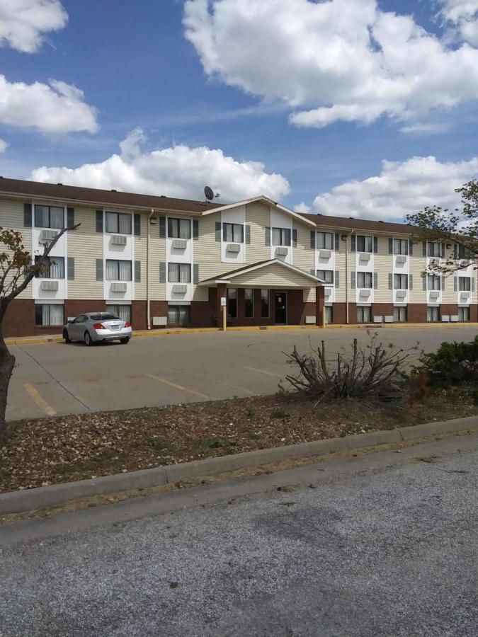 Amerihost Inn & Suites Kingdom City Екстериор снимка