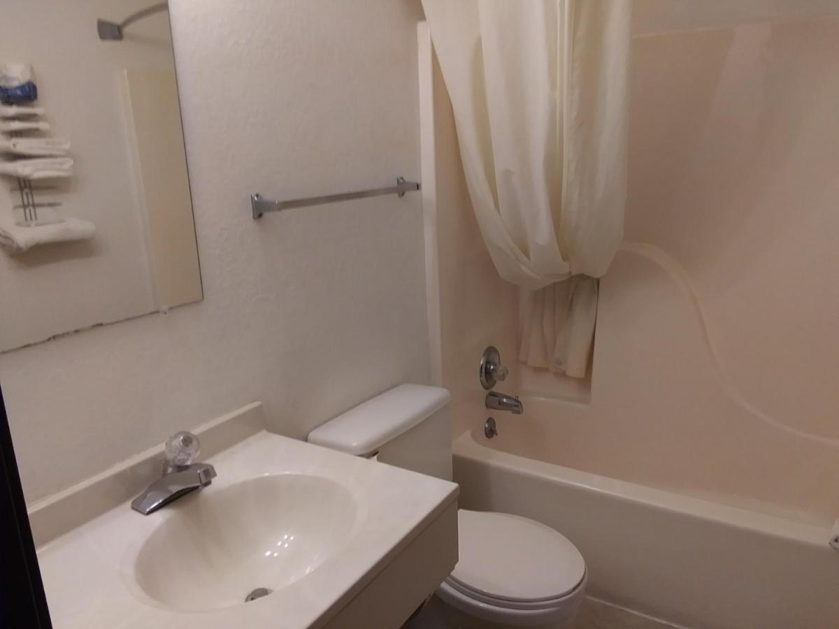 Amerihost Inn & Suites Kingdom City Екстериор снимка