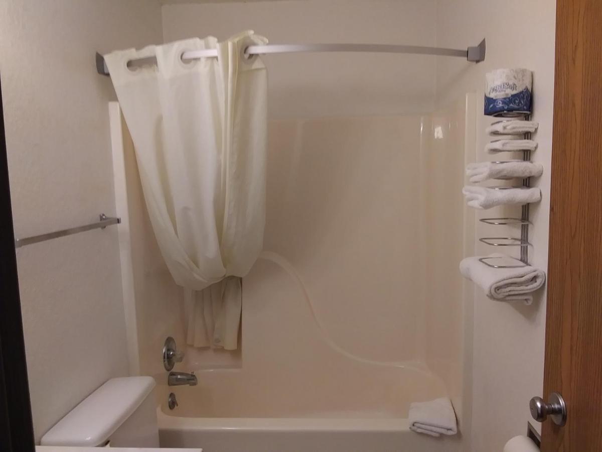 Amerihost Inn & Suites Kingdom City Екстериор снимка